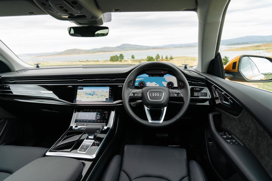 Торпедо Audi Q8 55 TFSI Quattro S-Line 2018 года  (AU) (фото 23 из 40)